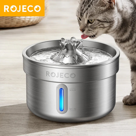 Chat qui boit à la fontaine à eau inox